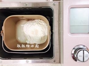 除了食用油和火腿肠之外所有的材料混合均匀，投进面包机桶中，启动揉面功能开始揉面，想要蒸出来有光滑的表面和口感好，面团就一定要揉到位