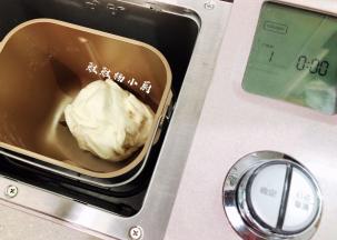 把面团揉到有光滑面，这时把食用油倒入面包机中，继续揉面，这个面团总共揉了两个程序就是20分钟