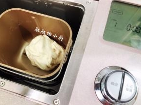 把面团揉到有光滑面，这时把食用油倒入面包机中，继续揉面，这个面团总共揉了两个程序就是20分钟