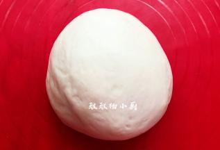 揉好的面团从面包机桶中拿出来，揉圆搓成长条，分成8个大小一致的小面团
