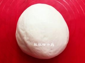 揉好的面团从面包机桶中拿出来，揉圆搓成长条，分成8个大小一致的小面团