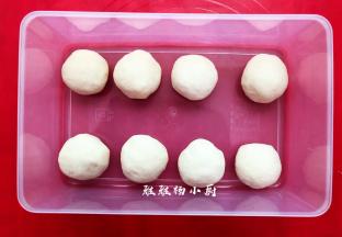 分好的面团放一边用保鲜膜盖上松弛10分钟