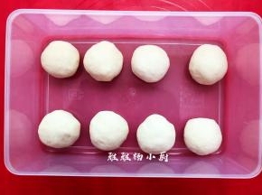 分好的面团放一边用保鲜膜盖上松弛10分钟
