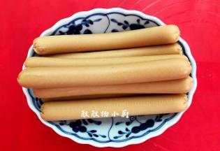 这时可以准备一下火腿肠，把外膜去掉备用