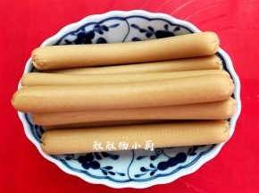 这时可以准备一下火腿肠，把外膜去掉备用