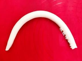 然后从上向下卷，然后把卷好的面团搓长，搓到能把火腿肠包住即可