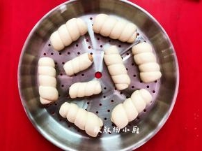蒸锅中先加好水，接着把做好的肠仔包依次码在蒸格上，盖上盖子发酵至1.5倍大，夏天的气温比较高，发酵比较快20分钟就发好了