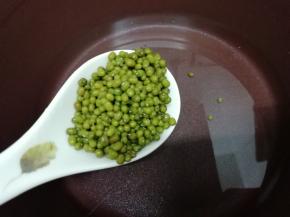 汤锅里加入适量的水
绿豆从冰箱取出来淘洗干净，然后放入汤锅里，大火烧开转中火煮到30分钟