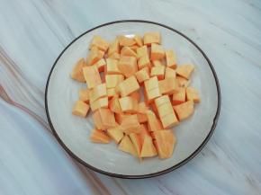 红薯洗干净，去皮切成块