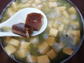 加入红片糖，继续煮15分钟，中间搅拌几次，防止粘锅