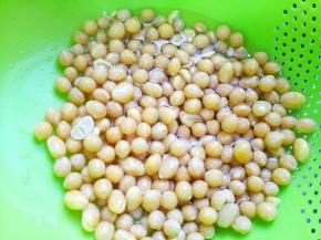 黄豆提前用冷水泡发。