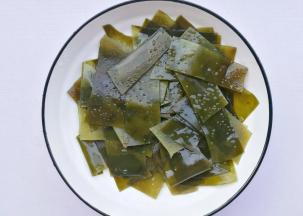 姜去皮切片，海带泡发后切片。