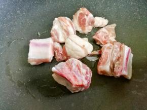 排骨洗净放入锅中