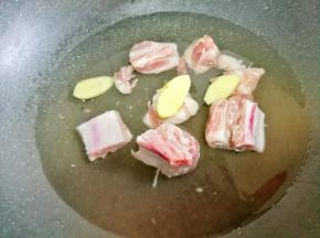 加三片姜，适量料酒，加冷水焯去血水。