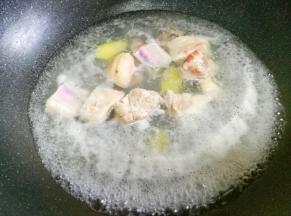 捞出净水洗净沥干备用。