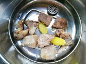 排骨连同姜片一起放入锅中。