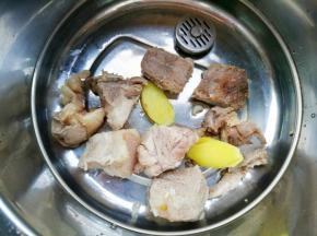 排骨连同姜片一起放入锅中。