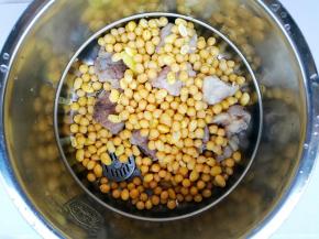 加入黄豆。