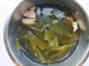 加入没过食材的水，开启煲汤模式。