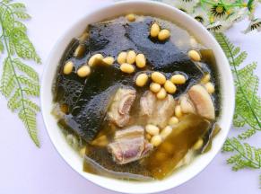 清甜浓郁、营养美味的海带黄豆排骨汤就炖好了。