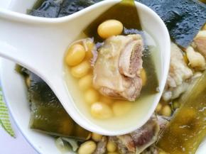 夏季记得常喝海带黄豆排骨汤哦。