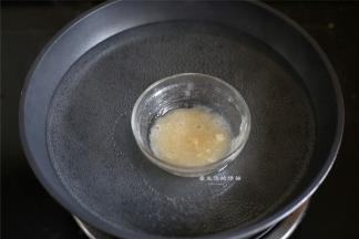 将吉利丁粉和30克清水混合均匀，隔水融化成液状备用