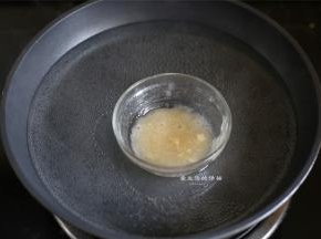 将吉利丁粉和30克清水混合均匀，隔水融化成液状备用