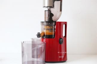 把芒果汁榨好，取出200克芒果汁。