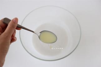 将椰浆和剩余的纯净水混合后加入炼乳拌匀。