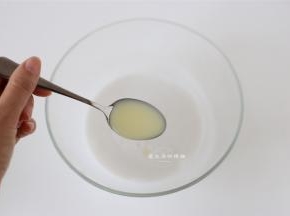 将椰浆和剩余的纯净水混合后加入炼乳拌匀。
