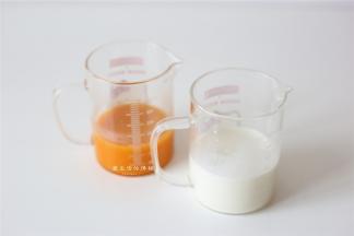 把液化的吉利丁液分开两份，分别和芒果汁，椰浆液混合均匀。