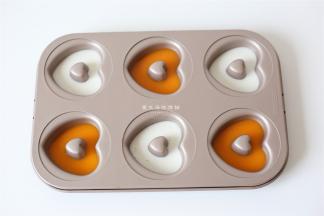 取出再倒第二层再冷藏凝固，如此类推，直到满模，大概是4层，最后放入冰箱冷冻1小时。