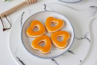 取出用小抹刀脱模，新手建议用硅胶模具，可冷冻1小时候脱模，毫不费劲~冷藏脱模的口感是爽滑Q弹的，浓郁的奶香还有新鲜的芒果香甜气味，真的非常非常的搭，大热天，一块下肚，整个人都舒爽了。