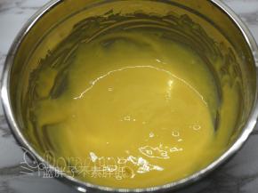 筛入低筋面粉，用手动打蛋器画“Z\