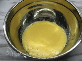 蛋黄打散，加入牛奶和色拉油，画“Z”字搅拌，一直将它们搅拌到表面有一层细腻的泡沫，即乳化完毕。