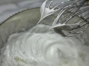 往蛋白中分3次加入糖粉，打至干性发泡，即提起打蛋器时尖端为小尖勾。