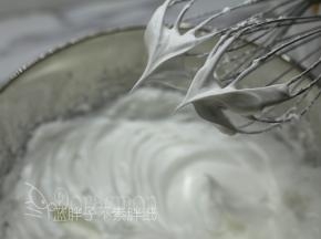 往蛋白中分3次加入糖粉，打至干性发泡，即提起打蛋器时尖端为小尖勾。