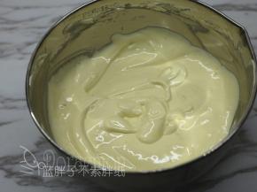 再倒回蛋白霜中，继续翻拌均匀，直至看不到一丝蛋白，面糊呈细腻光滑状。