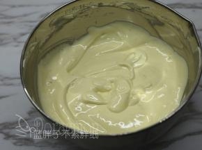 再倒回蛋白霜中，继续翻拌均匀，直至看不到一丝蛋白，面糊呈细腻光滑状。