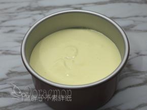 将面糊倒入学厨6寸加高阳极蛋糕模中，用刮刀稍微抹平，再震两下。