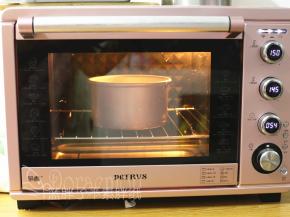 送入预热好的烤箱，上下火150℃，底层，烤55分钟。