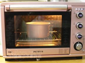 送入预热好的烤箱，上下火150℃，底层，烤55分钟。