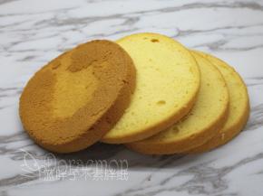 蛋糕晾凉之后脱模，平均分成4片。