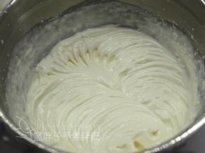淡奶油打发到出现纹路。