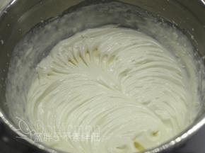 淡奶油打发到出现纹路。