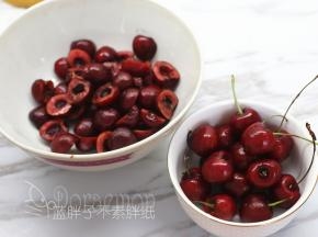 留下十多颗车厘子，剩下的去核，切成两半。