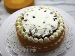 水果上再盖上奶油，如此反复，直到4片蛋糕片都搞定。