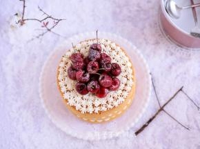 中间摆上车厘子。