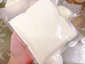 淡奶油按重量用真空袋分装好，直接封口就可以（淡奶油不要抽真空哦）冷藏保存2到3个星期没问题的