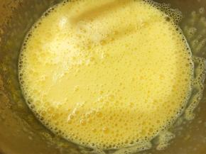 煮开后趁热倒入蛋糊里，一定要一边倒一边用电动打蛋器搅打，这步我实在腾不出手拍照